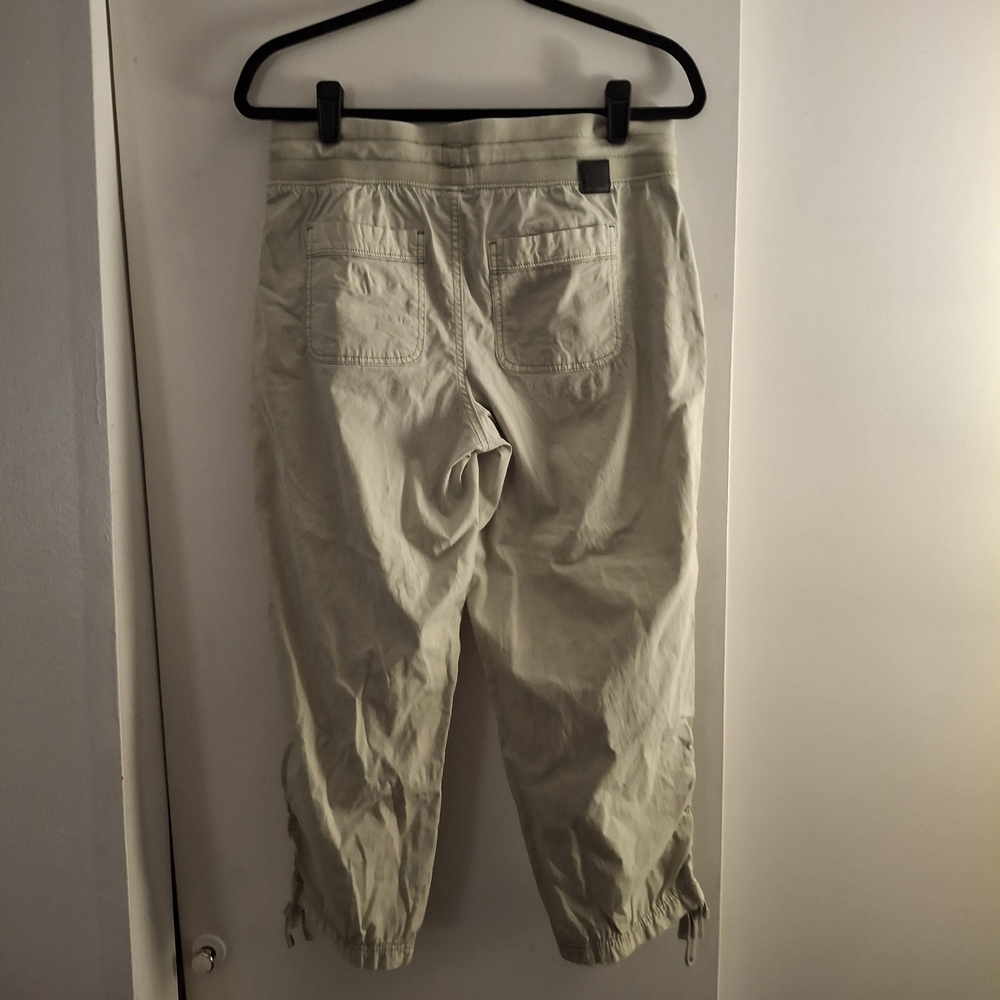 Jag Women's Light Green Cropped Cargo Pants - Picture 2 of 11